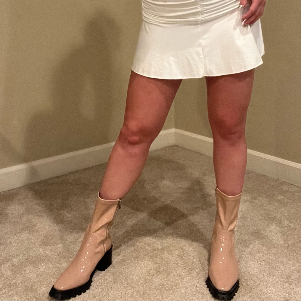 Mid length shiny boots nude color